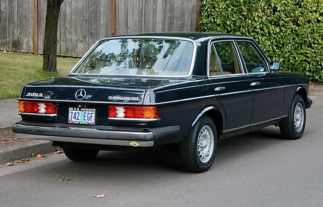 1982 Mercedes-Benz W123 Sedan - Image 19 of 31