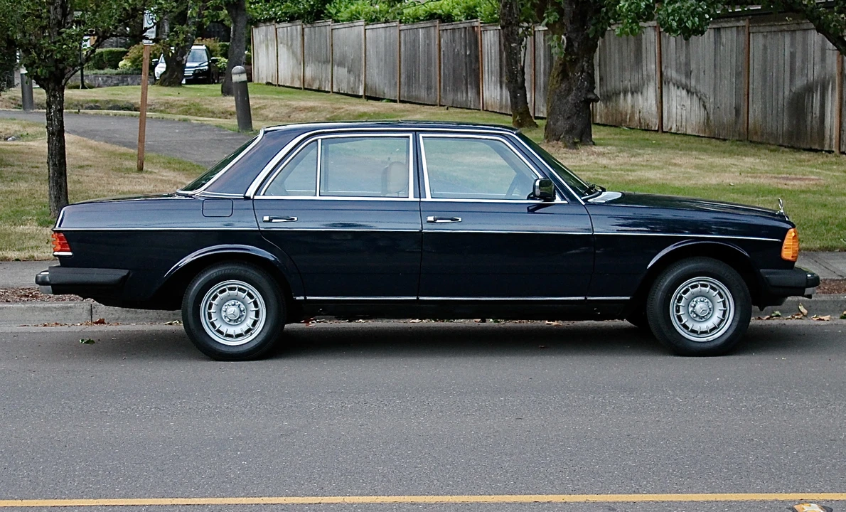 1982 Mercedes-Benz W123 Sedan - Image 15 of 31