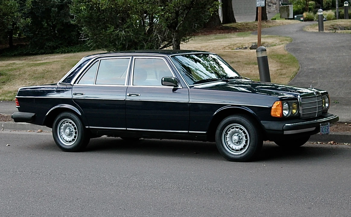 1982 Mercedes-Benz W123 Sedan - Image 14 of 31