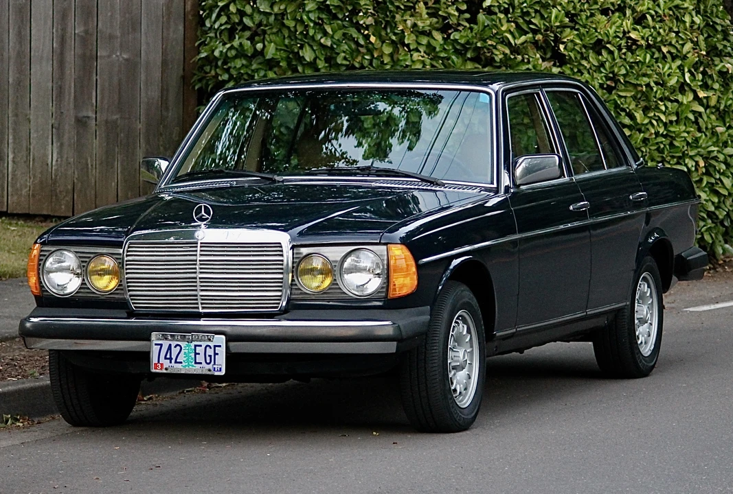 1982 Mercedes-Benz W123 Sedan - Image 7 of 31