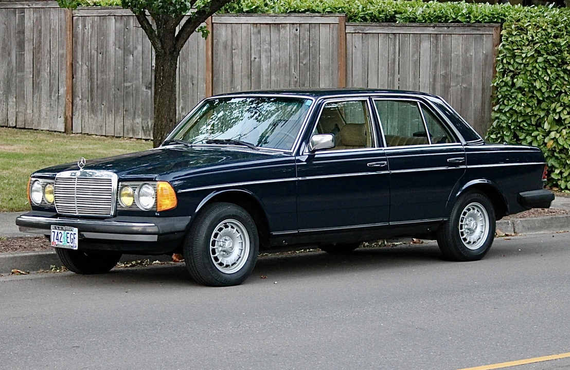 1982 Mercedes-Benz W123 Sedan - Image 2 of 31
