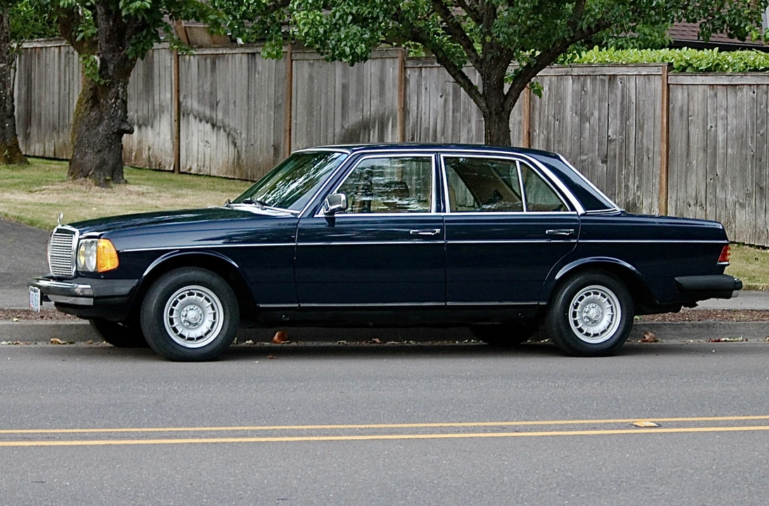 1982 Mercedes-Benz W123 Sedan - Image 30 of 31
