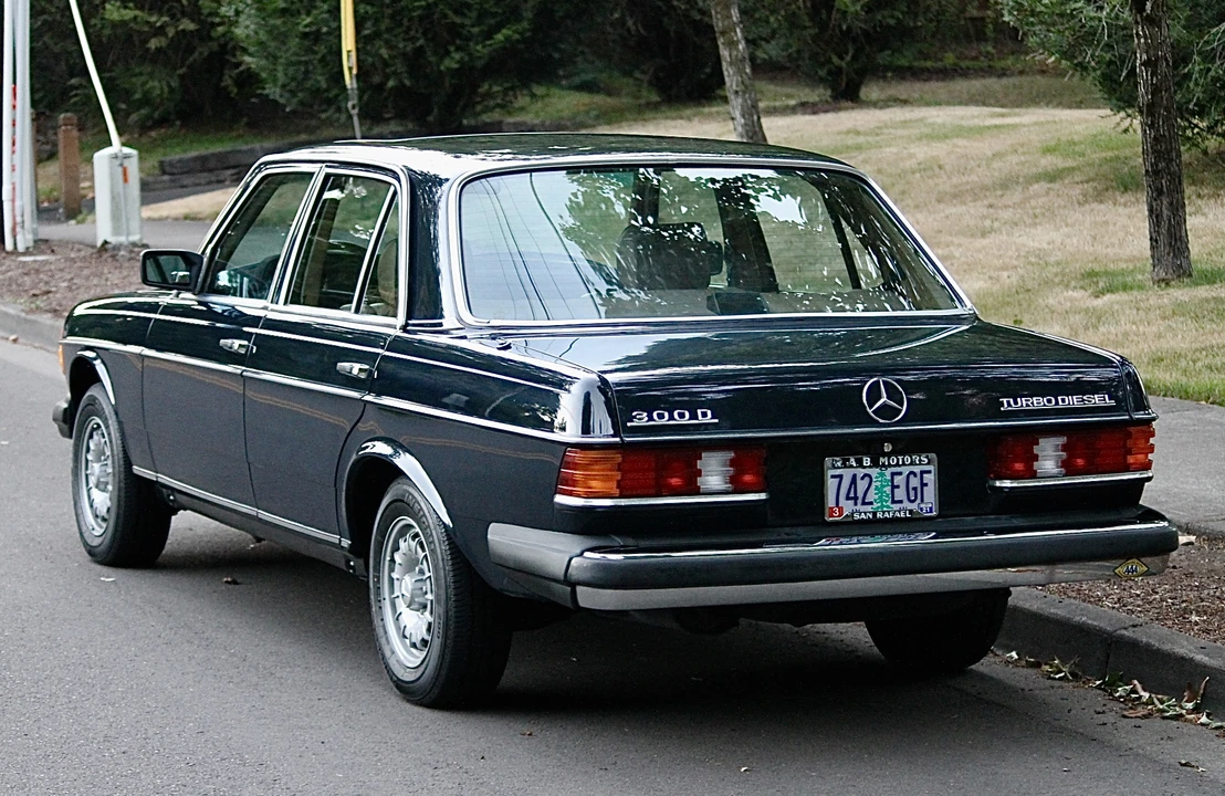 1982 Mercedes-Benz W123 Sedan - Image 25 of 31