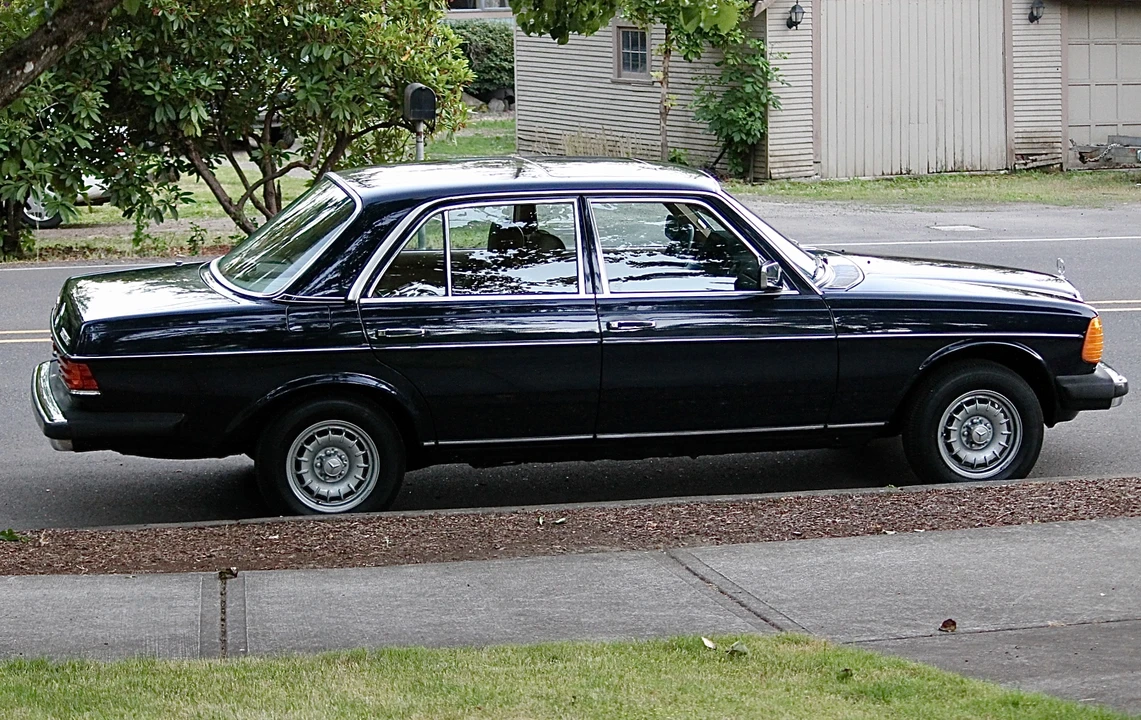 1982 Mercedes-Benz W123 Sedan - Image 16 of 31