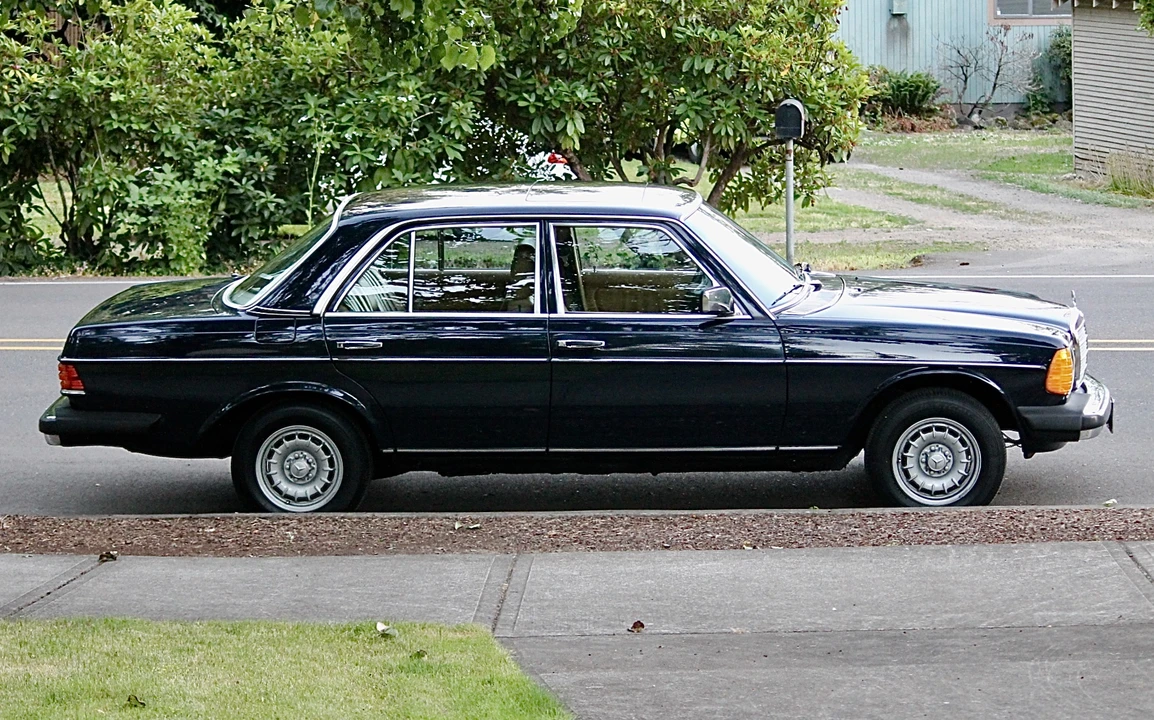 1982 Mercedes-Benz W123 Sedan - Image 17 of 31