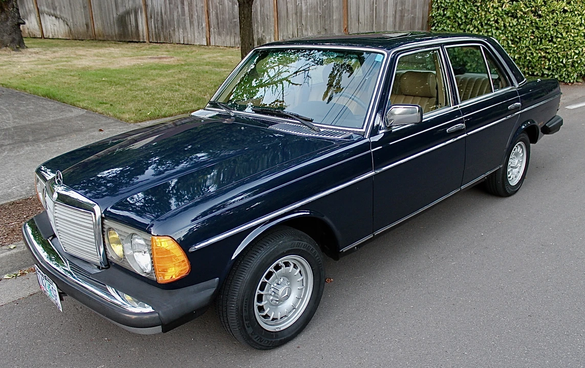 1982 Mercedes-Benz W123 Sedan - Image 4 of 31