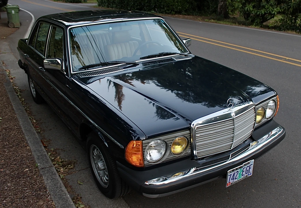 1982 Mercedes-Benz W123 Sedan - Image 10 of 31
