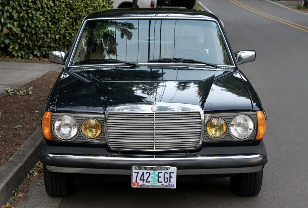 1982 Mercedes-Benz W123 Sedan - Image 9 of 31