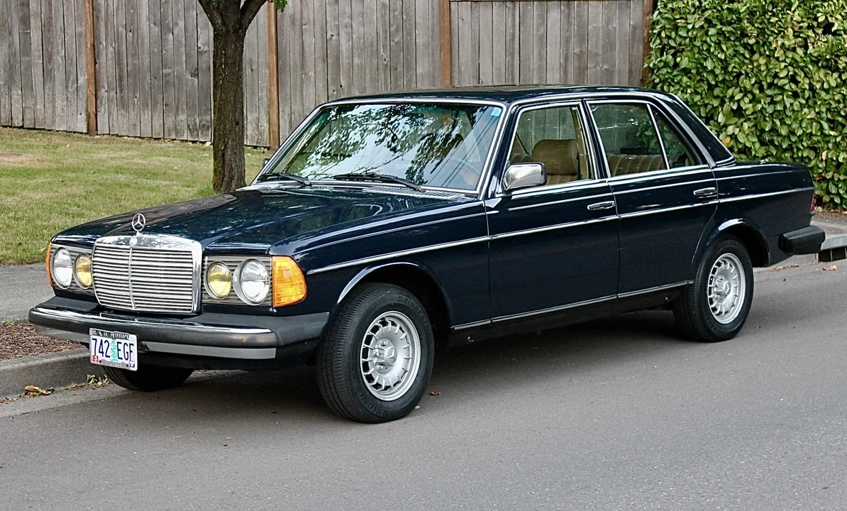 1982 Mercedes-Benz W123 Sedan - Image 3 of 31