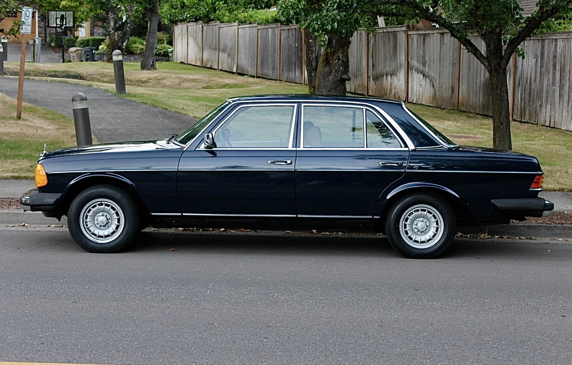 1982 Mercedes-Benz W123 Sedan - Image 29 of 31