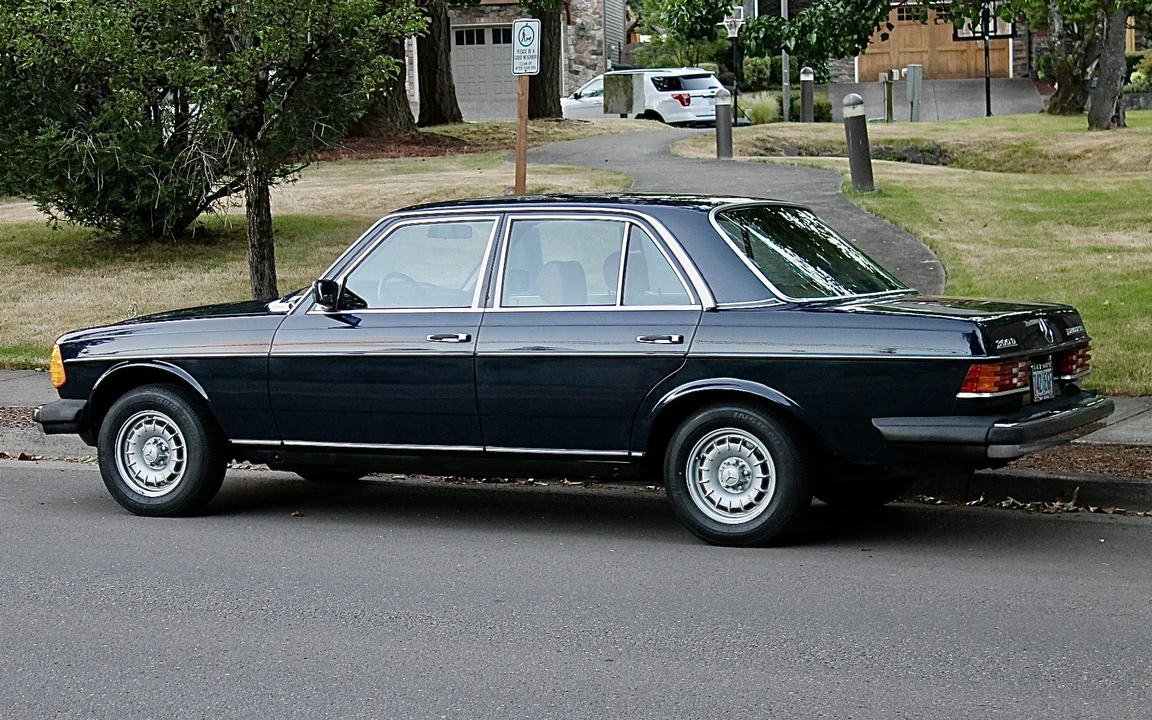 1982 Mercedes-Benz W123 Sedan - Image 28 of 31