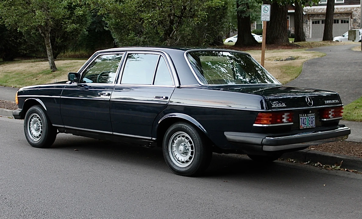 1982 Mercedes-Benz W123 Sedan - Image 27 of 31