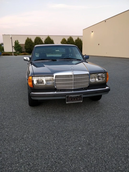 1982 Mercedes-Benz W123 Sedan - Image 10 of 31