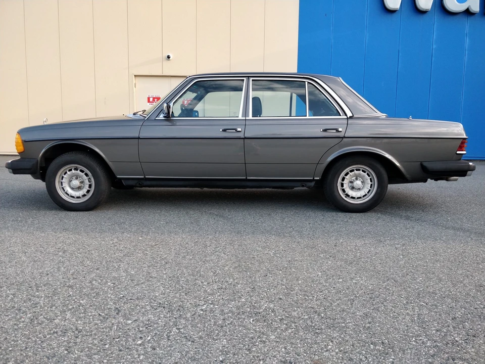 1982 Mercedes-Benz W123 Sedan - Image 9 of 31