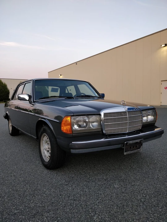 1982 Mercedes-Benz W123 Sedan - Image 3 of 31