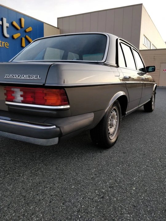 1982 Mercedes-Benz W123 Sedan - Image 19 of 31