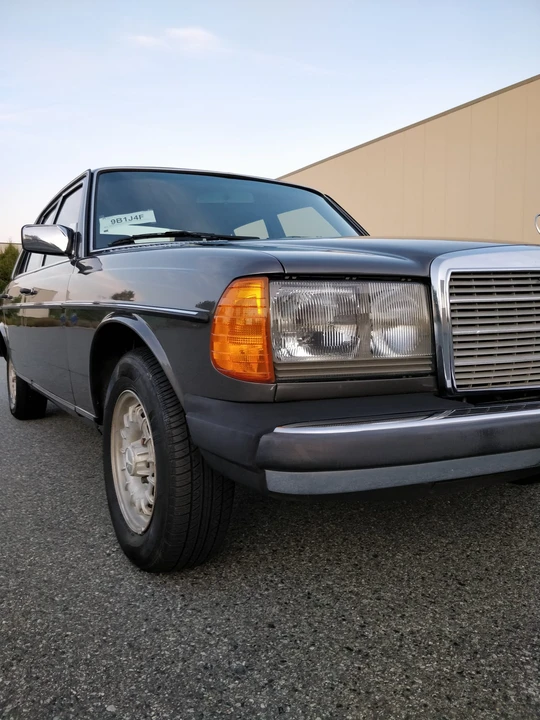 1982 Mercedes-Benz W123 Sedan - Image 17 of 31