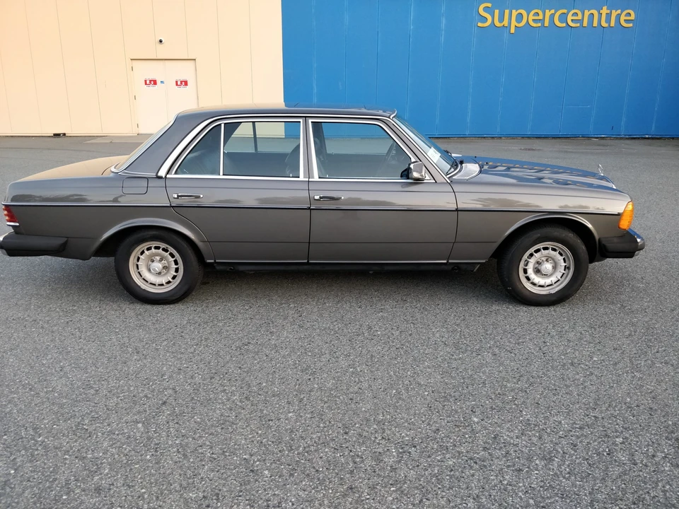 1982 Mercedes-Benz W123 Sedan - Image 2 of 31
