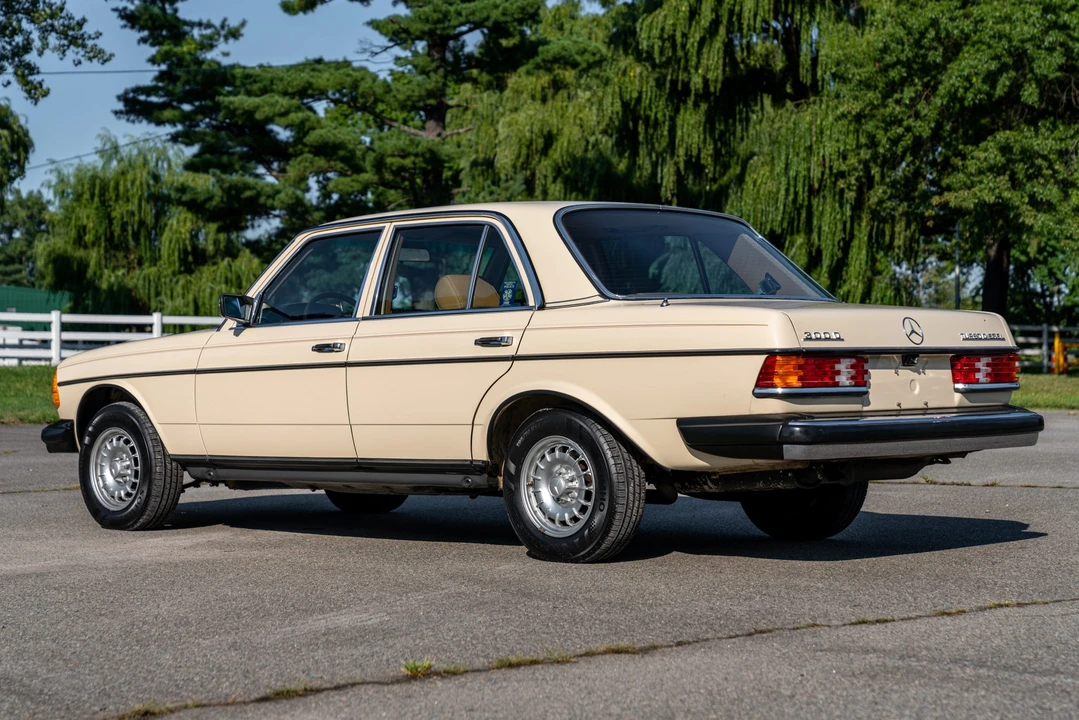 1982 Mercedes-Benz W123 Sedan - Image 3 of 31