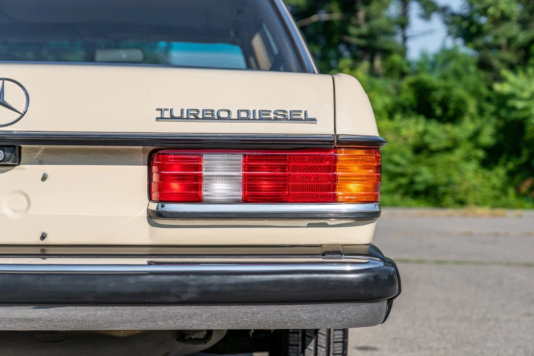 1982 Mercedes-Benz W123 Sedan - Image 22 of 31