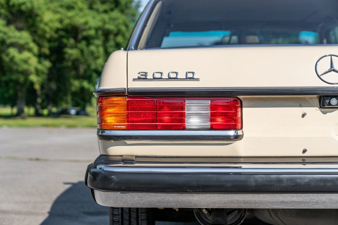 1982 Mercedes-Benz W123 Sedan - Image 21 of 31