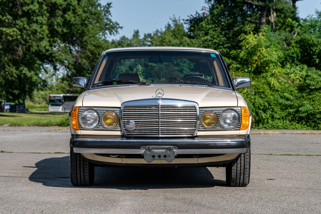 1982 Mercedes-Benz W123 Sedan - Image 9 of 31