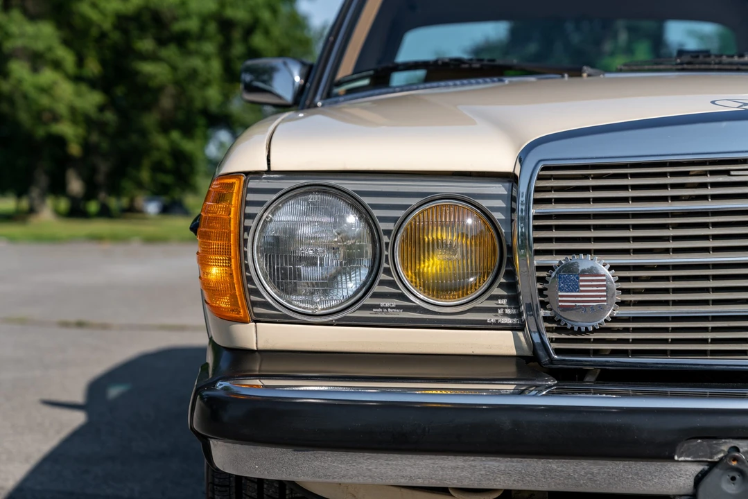 1982 Mercedes-Benz W123 Sedan - Image 14 of 31