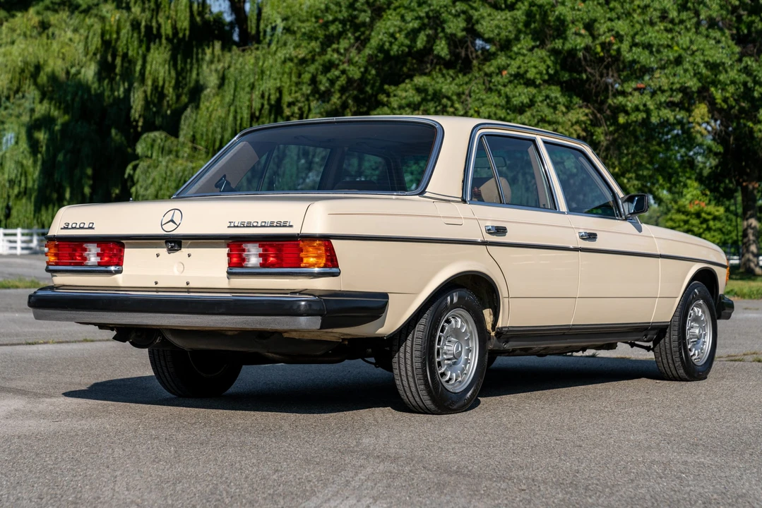 1982 Mercedes-Benz W123 Sedan - Image 6 of 31