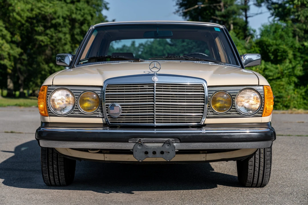 1982 Mercedes-Benz W123 Sedan - Image 10 of 31