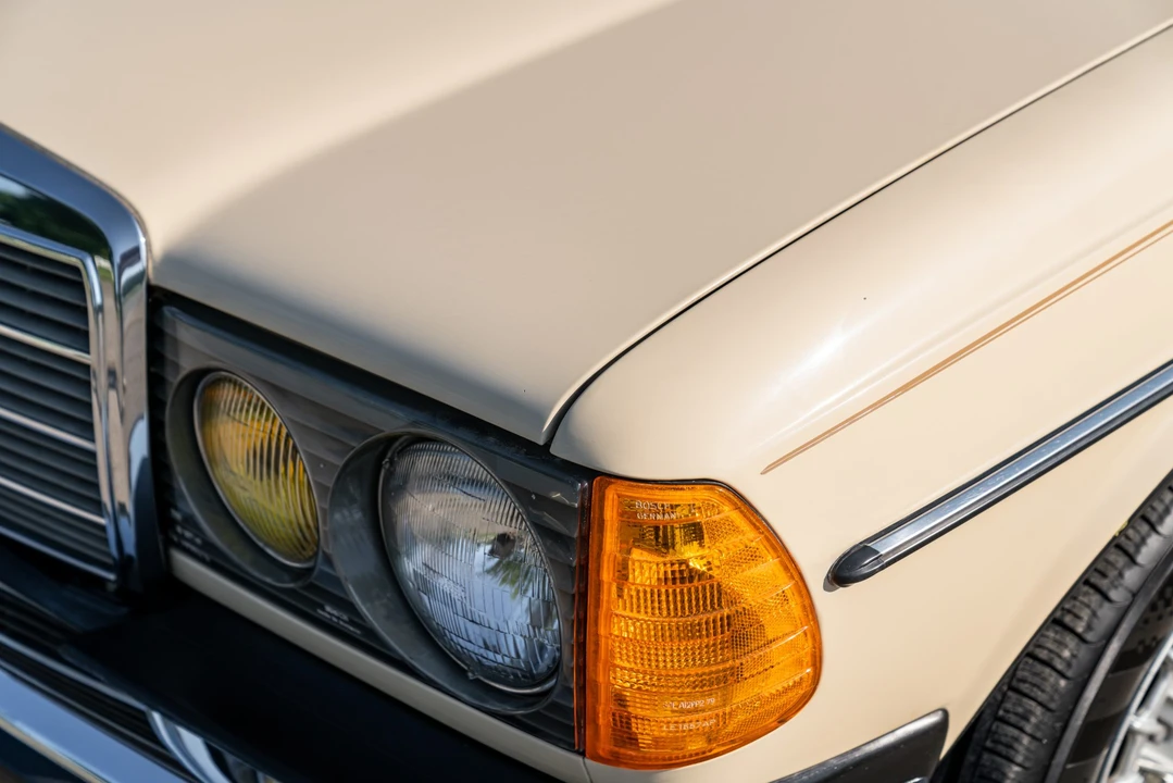 1982 Mercedes-Benz W123 Sedan - Image 12 of 31