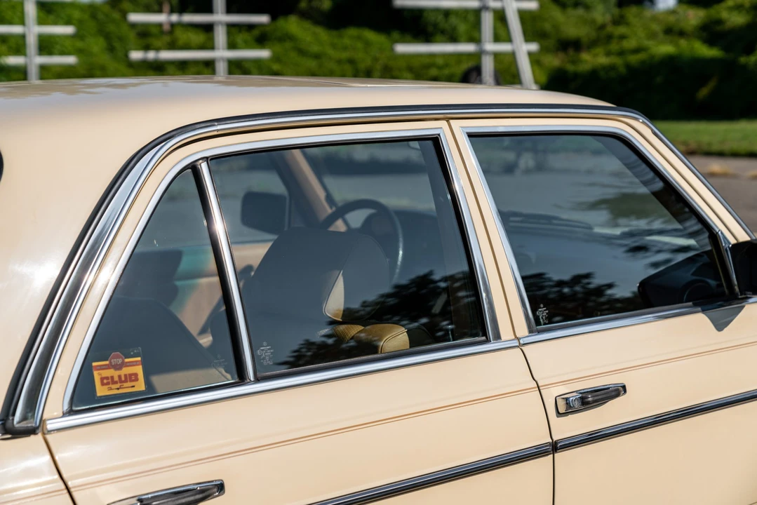 1982 Mercedes-Benz W123 Sedan - Image 26 of 31