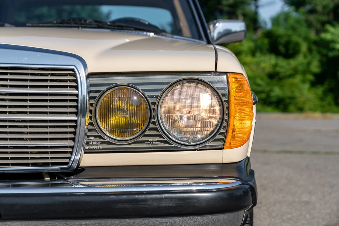 1982 Mercedes-Benz W123 Sedan - Image 17 of 31