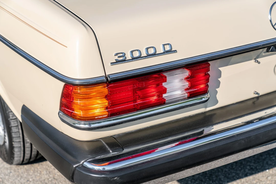 1982 Mercedes-Benz W123 Sedan - Image 19 of 31