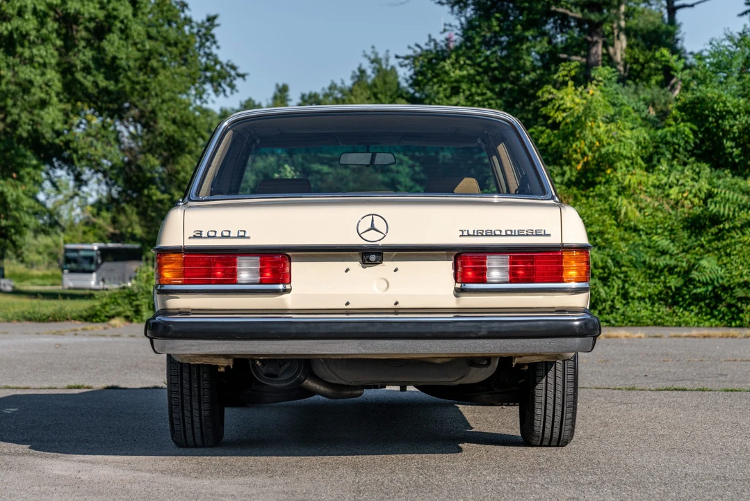 1982 Mercedes-Benz W123 Sedan - Image 4 of 31