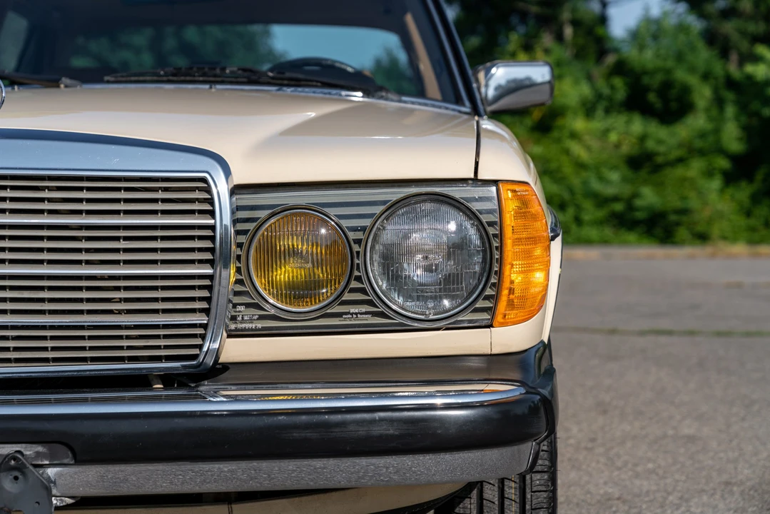 1982 Mercedes-Benz W123 Sedan - Image 15 of 31