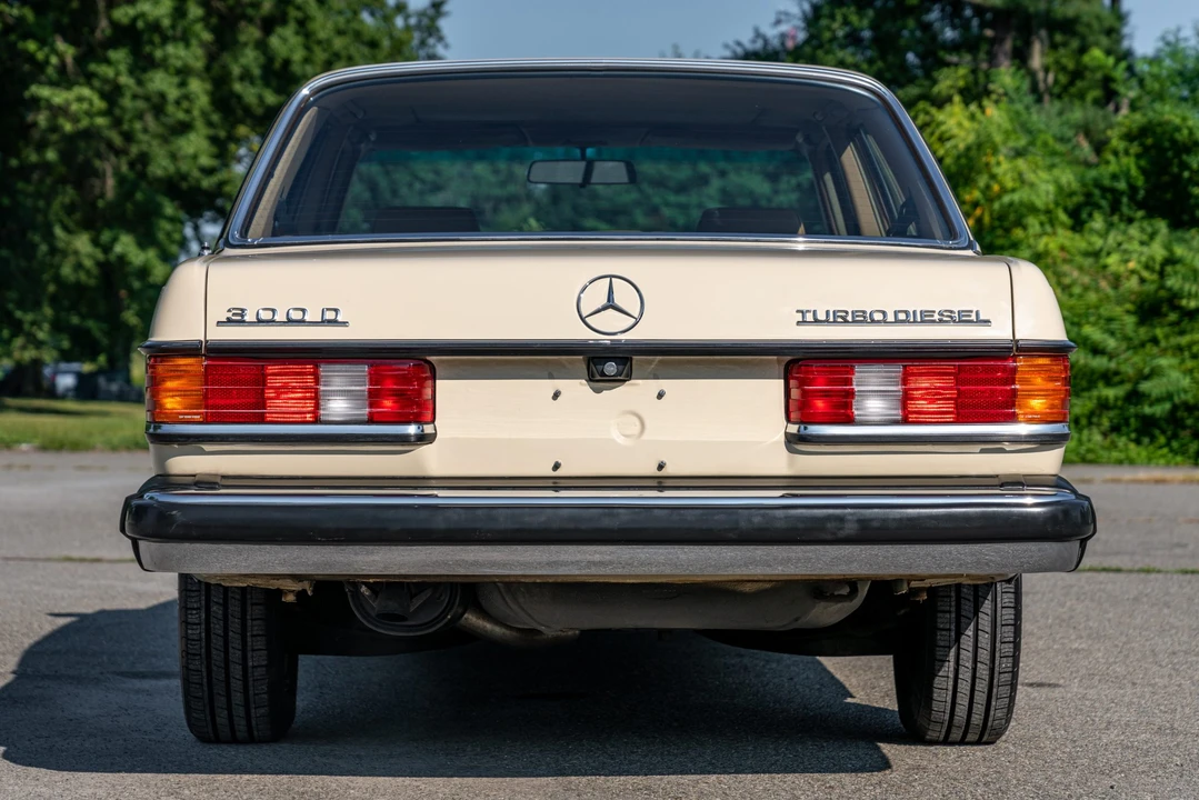 1982 Mercedes-Benz W123 Sedan - Image 5 of 31