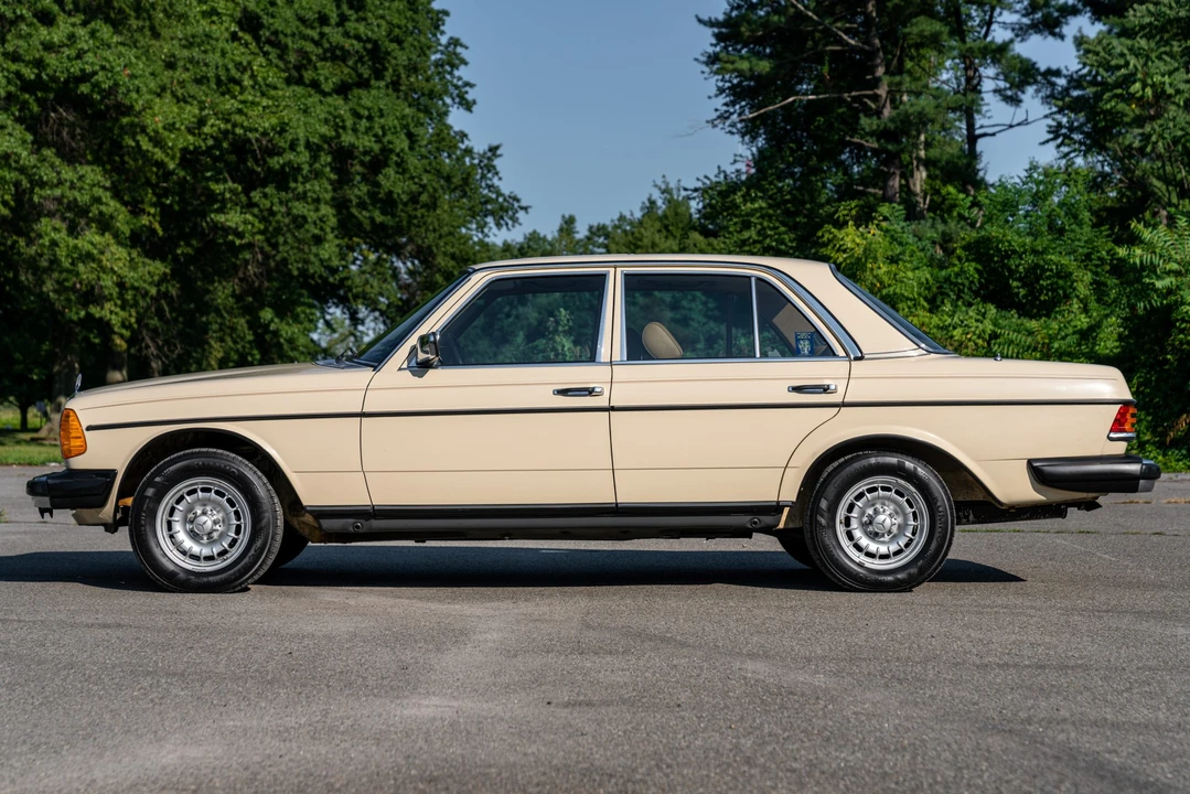 1982 Mercedes-Benz W123 Sedan - Image 2 of 31