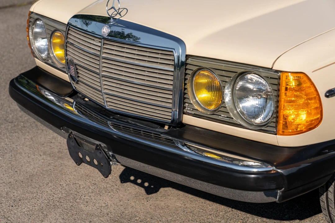1982 Mercedes-Benz W123 Sedan - Image 11 of 31