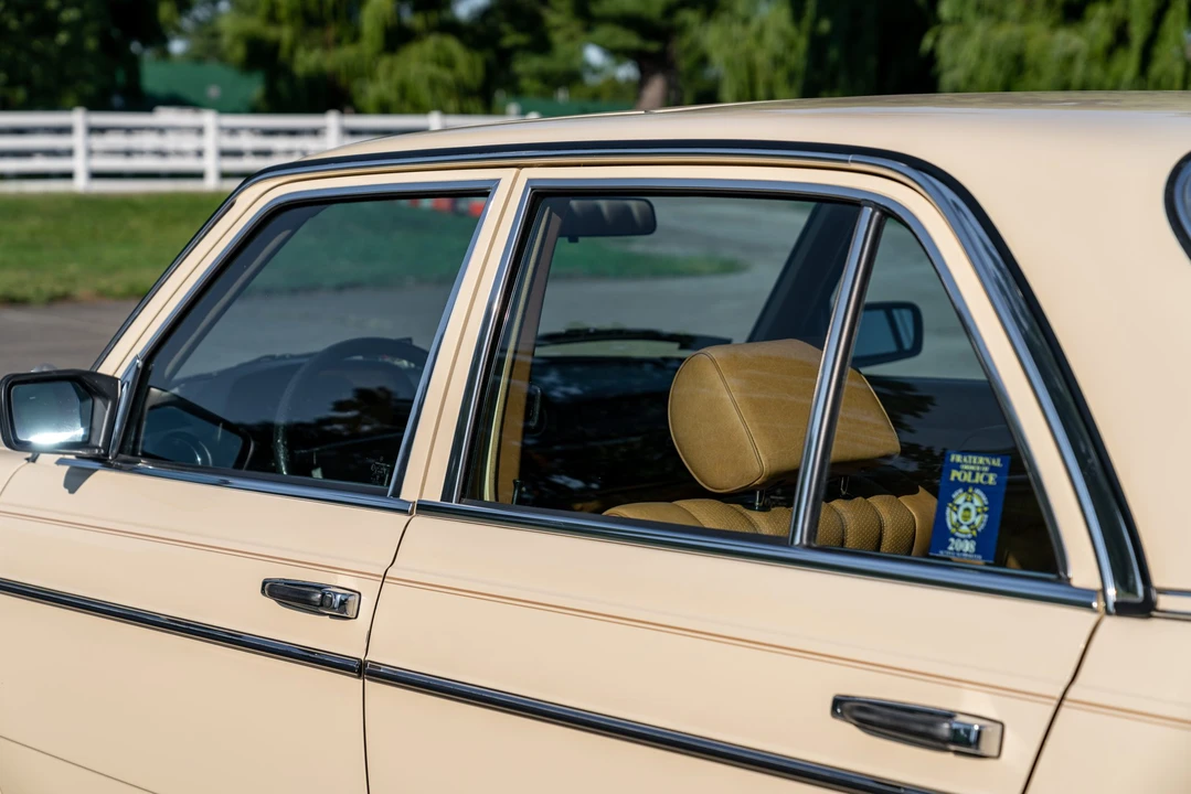1982 Mercedes-Benz W123 Sedan - Image 25 of 31