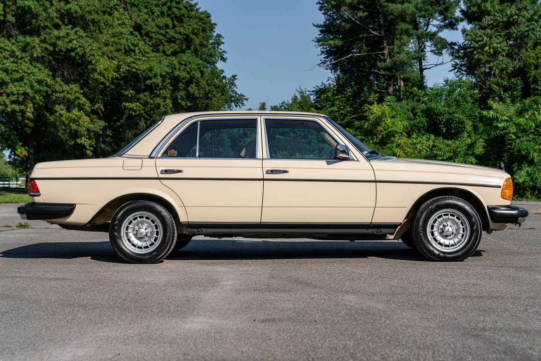 1982 Mercedes-Benz W123 Sedan - Image 7 of 31
