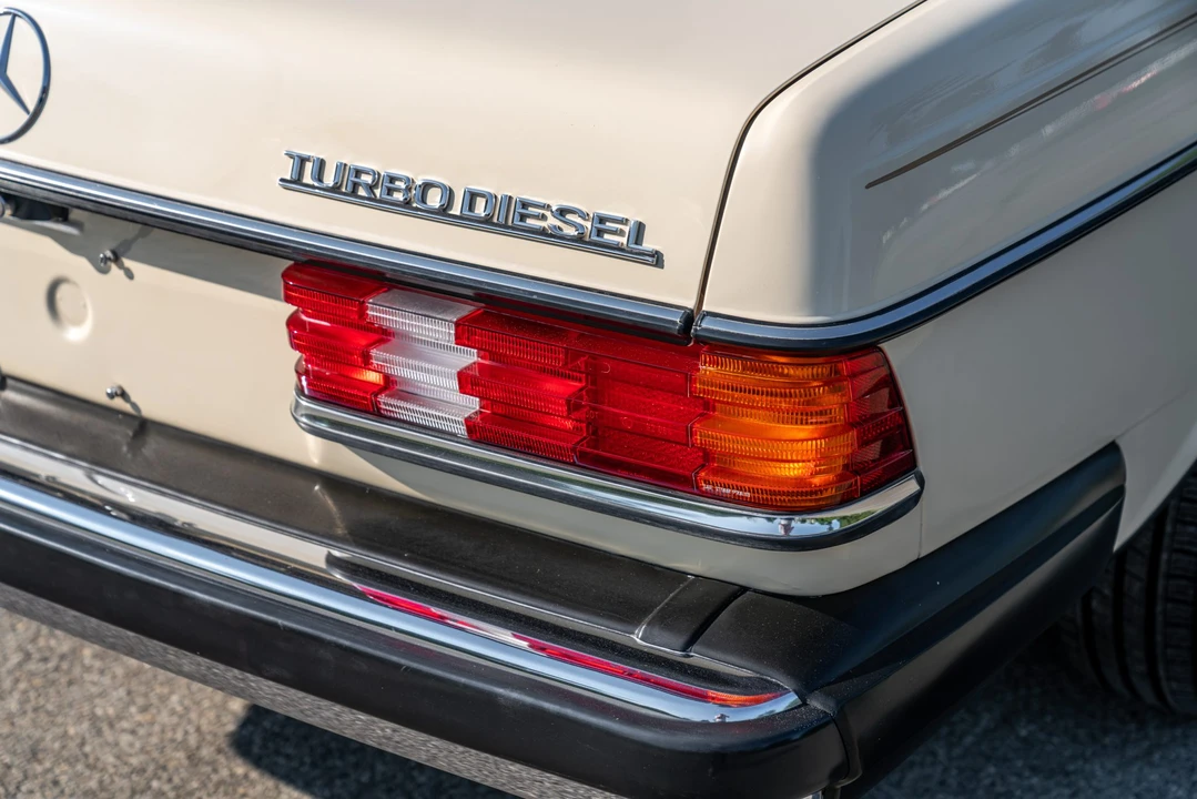 1982 Mercedes-Benz W123 Sedan - Image 20 of 31