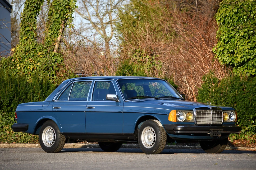 1982 Mercedes-Benz W123 Sedan - Image 2 of 31
