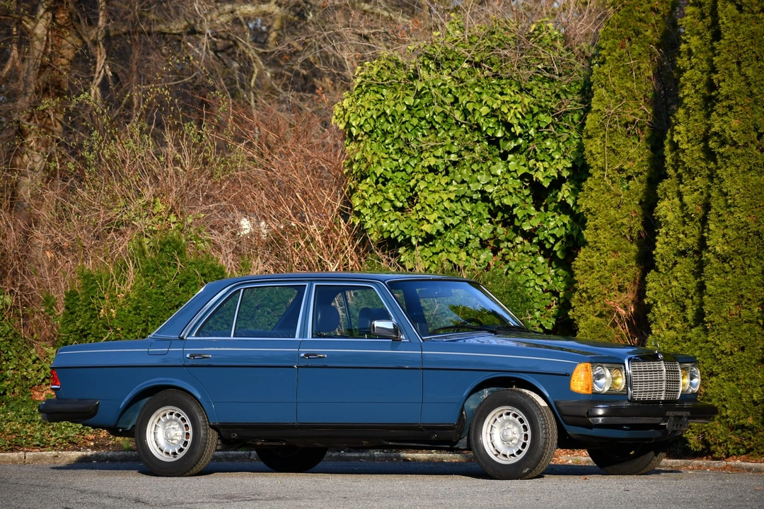 1982 Mercedes-Benz W123 Sedan - Image 3 of 31