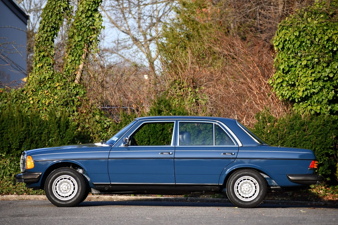 1982 Mercedes-Benz W123 Sedan - Image 10 of 31