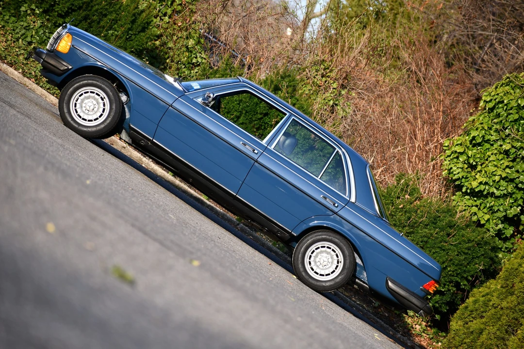 1982 Mercedes-Benz W123 Sedan - Image 11 of 31