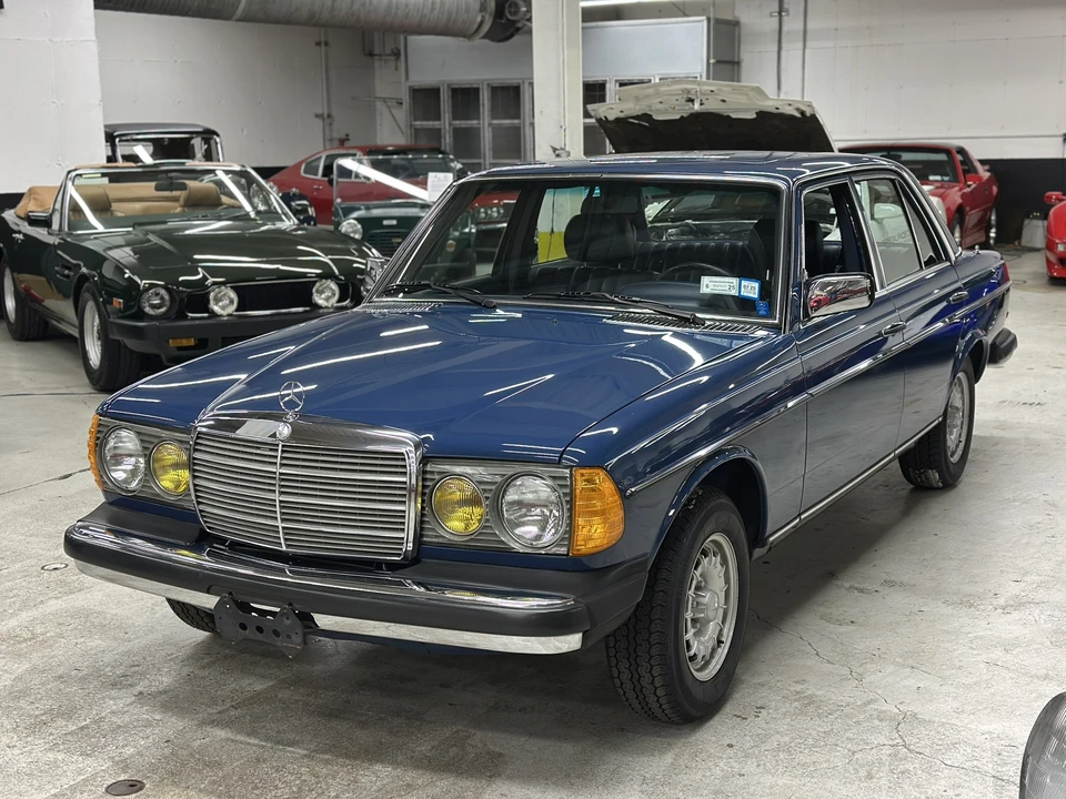 1982 Mercedes-Benz W123 Sedan - Image 12 of 31