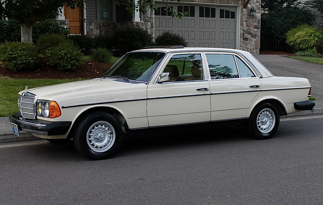 1982 Mercedes-Benz W123 Sedan - Image 4 of 31