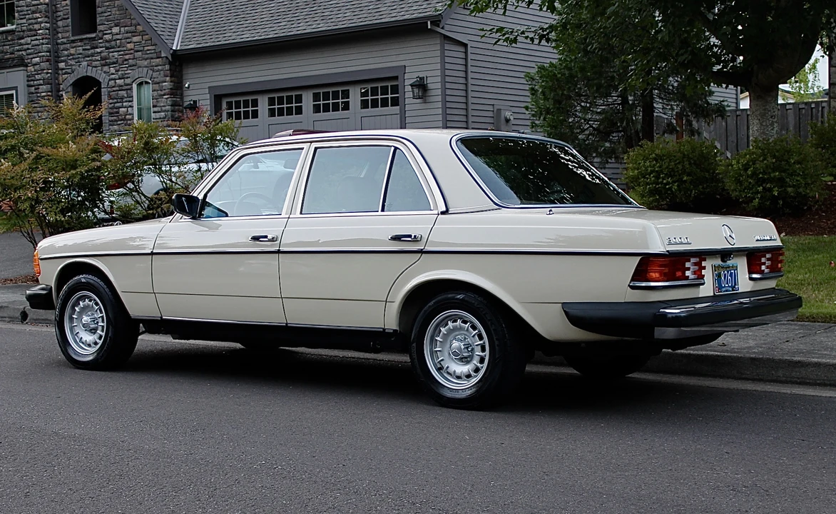 1982 Mercedes-Benz W123 Sedan - Image 6 of 31
