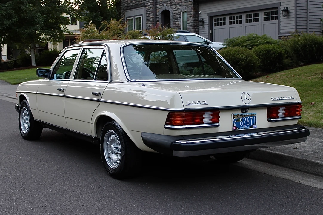 1982 Mercedes-Benz W123 Sedan - Image 7 of 31