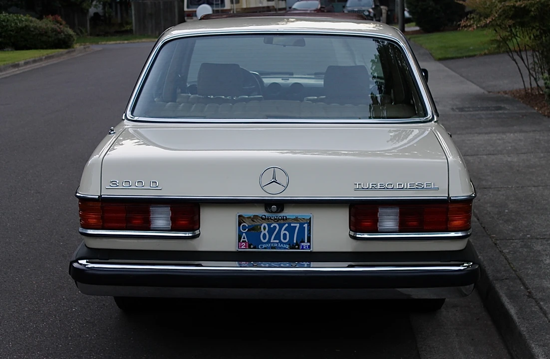 1982 Mercedes-Benz W123 Sedan - Image 8 of 31